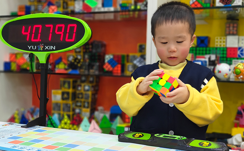 Youngest person to solve a 3×3×3 Rubik's Cube(图2）