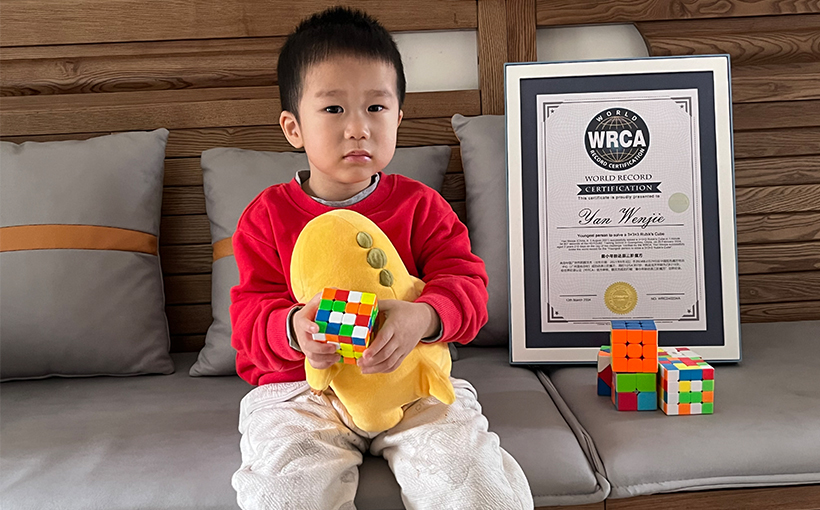 Youngest person to solve a 3×3×3 Rubik's Cube(图5）