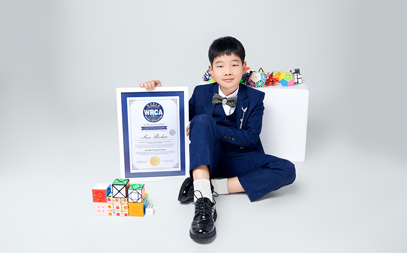 Youngest person to solve a 3×3×3 Rubik's Cube blindfolded with hands behind the back(图3）