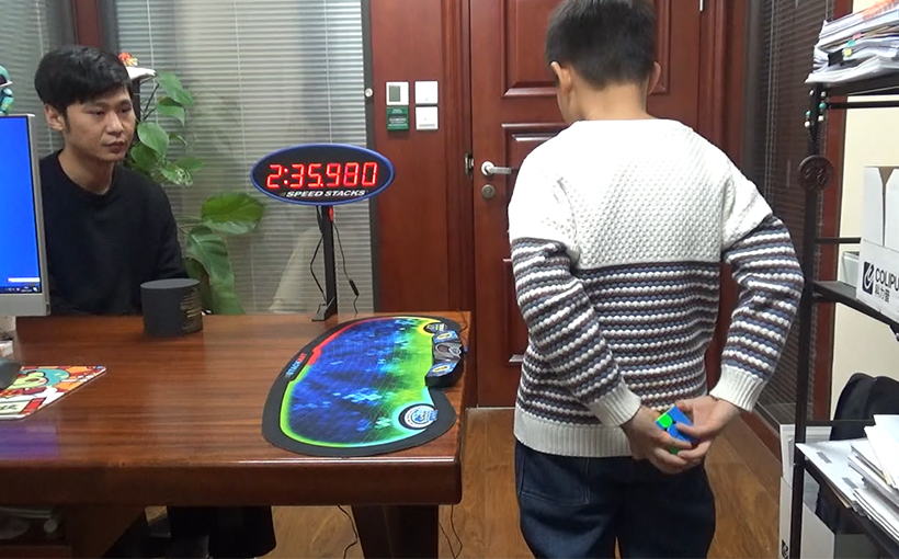 Youngest person to solve a 3×3×3 Rubik's Cube blindfolded with hands behind the back(图4）