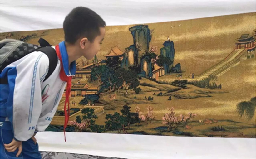 The world's longest "Along the River During the Qingming Festival" cross-stitched embroidery(图1）