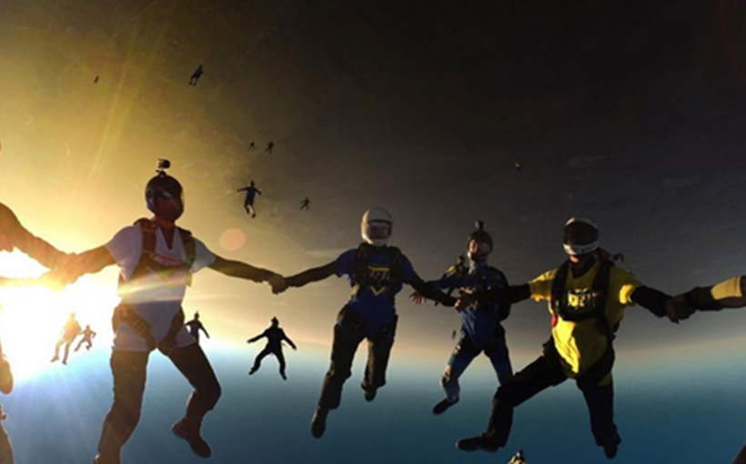 People complete a record breaking skydiving jump to commemorate(图1）