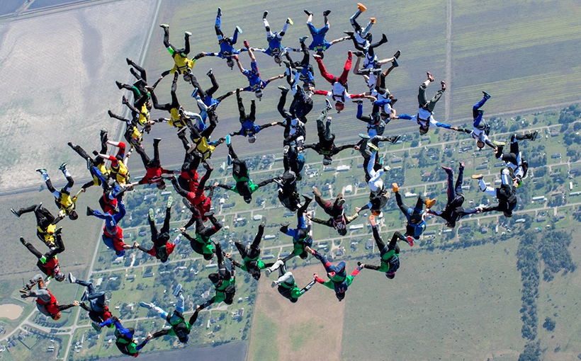 People complete a record breaking skydiving jump to commemorate(图2）