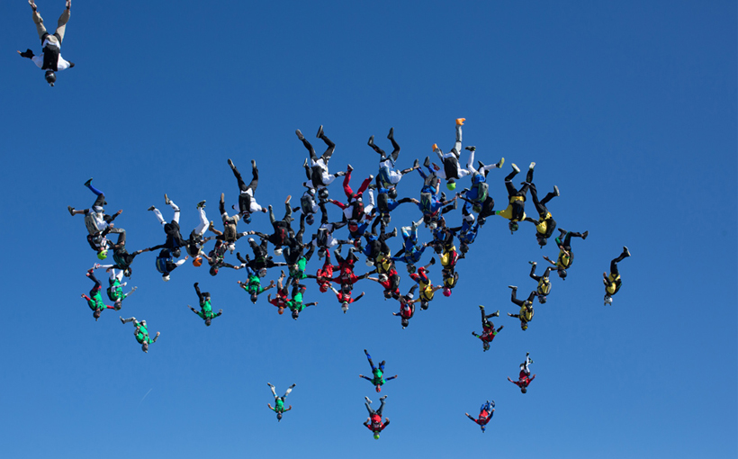 People complete a record breaking skydiving jump to commemorate(图3）