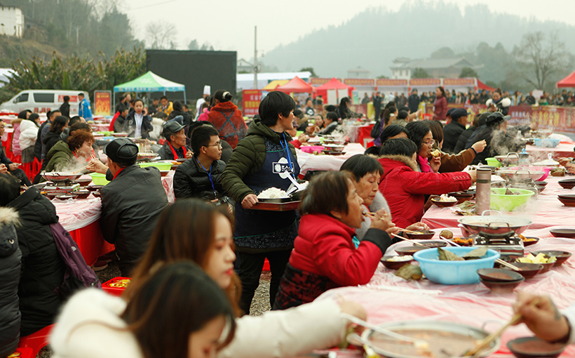 Most people having a traditional shaved pork soup feast(图1）