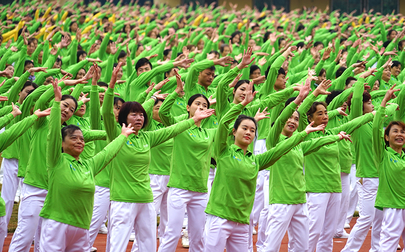 The largest square dancing event with people forming Chinese(图3）