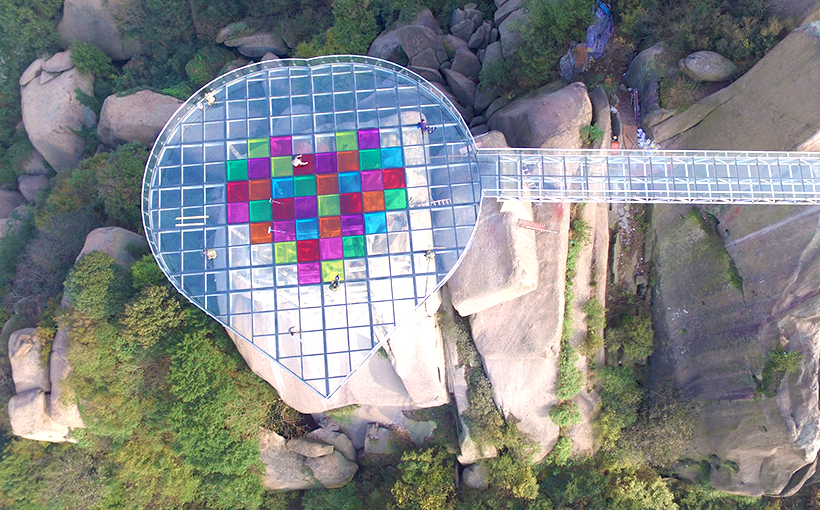 Biggest heart-shaped glass observation platform(图1）