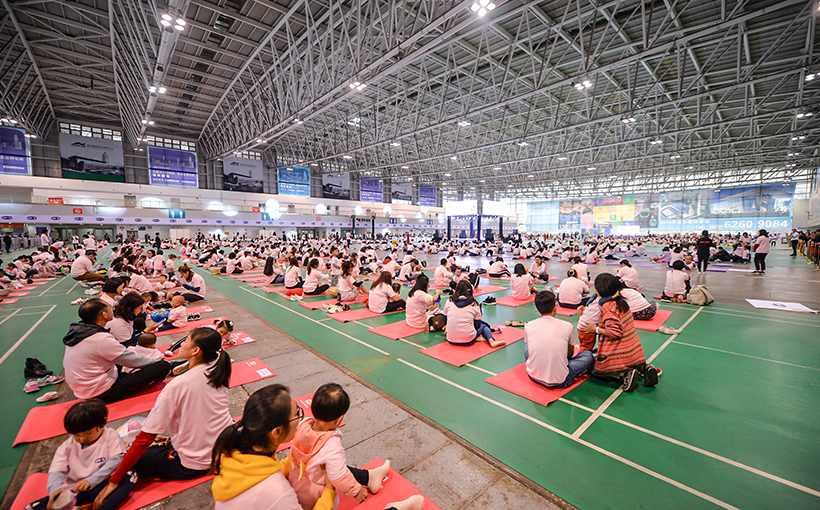 Largest parent-child yoga event(图1）