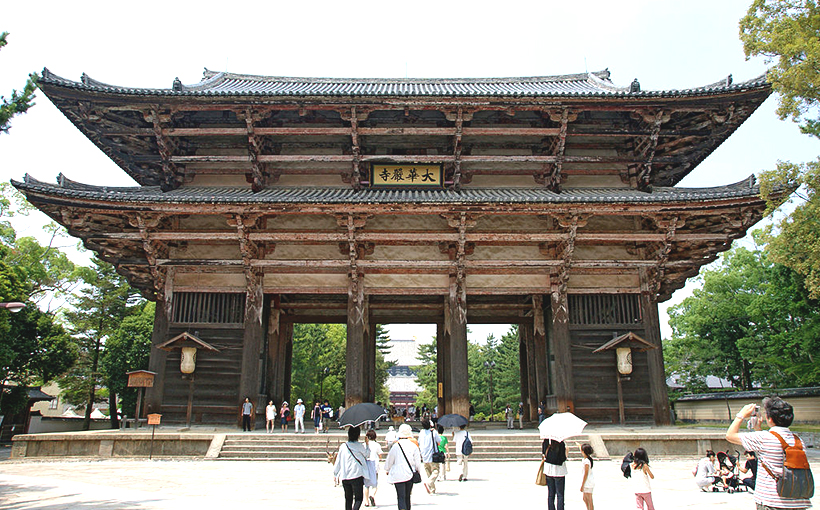 The largest wooden building in the world(图3）
