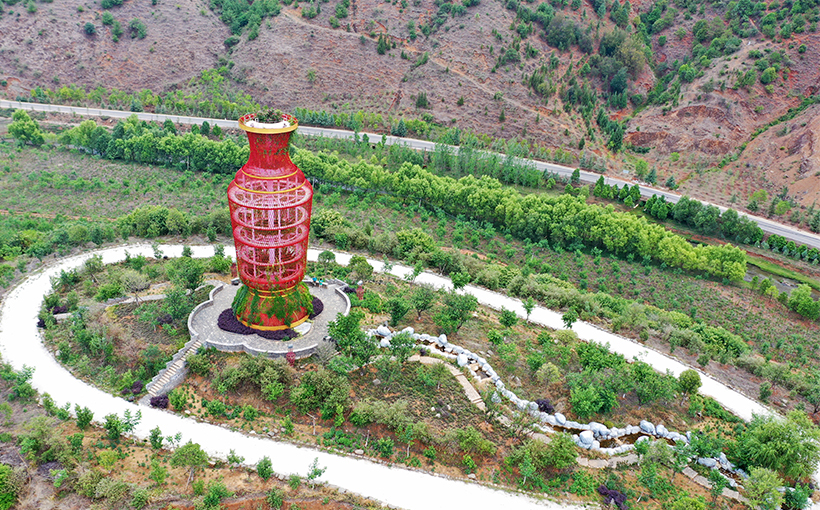 The largest steel vase-shaped structure in the world(图1）