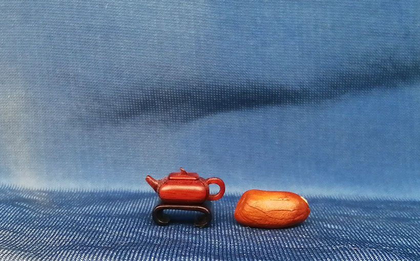 World's smallest woodchip-made teapot(图2）