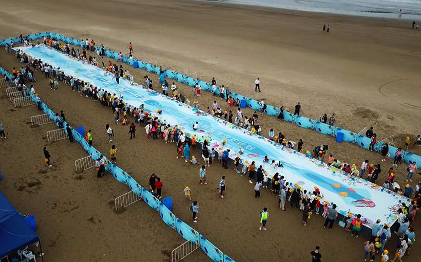Largest ocean conservation painting by children(图2）