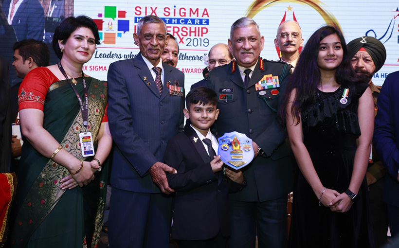 Youngest person honored by the Chief of the Army(图1）