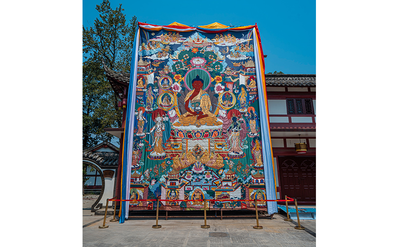 Largest coral embroidered thangka(图1）