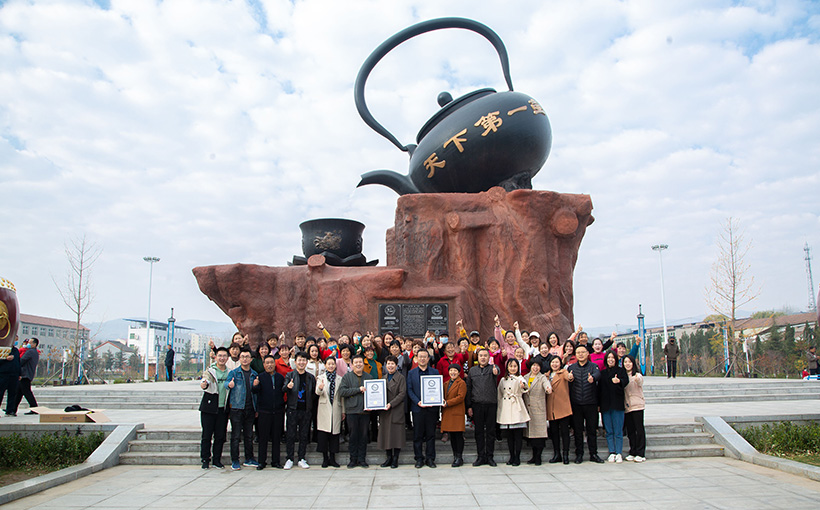 World's largest cast iron teapot(图1）