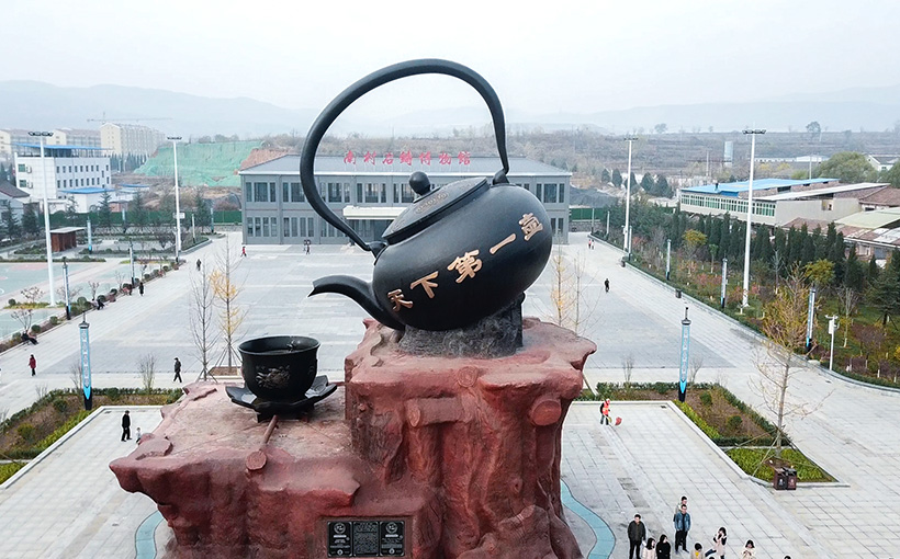 World's largest cast iron teapot(图2）