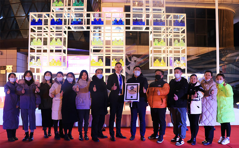 Most participants in an art installation(图3）