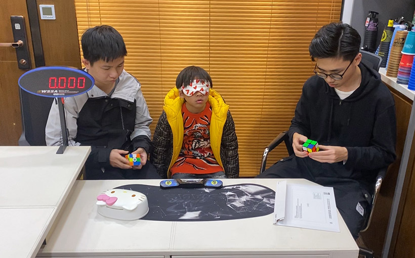 Youngest person to solve a 2x2x2 and a 3x3x3 Rubik's Cube blindfolded(图1）