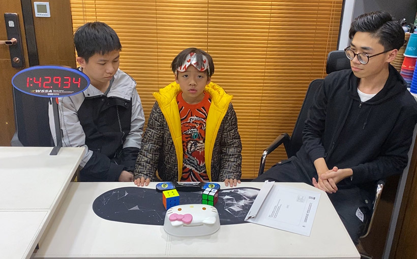 Youngest person to solve a 2x2x2 and a 3x3x3 Rubik's Cube blindfolded(图3）