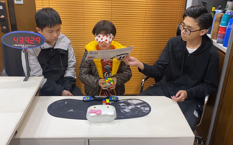 Youngest person to solve a 2x2x2 and a 3x3x3 Rubik's Cube blindfolded(图2）
