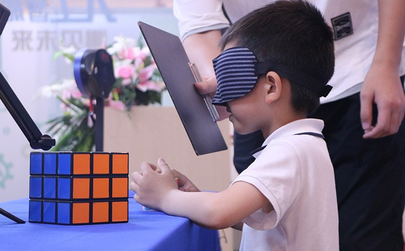 Youngest person to solve an Ivy Cube blindfolded(图1）