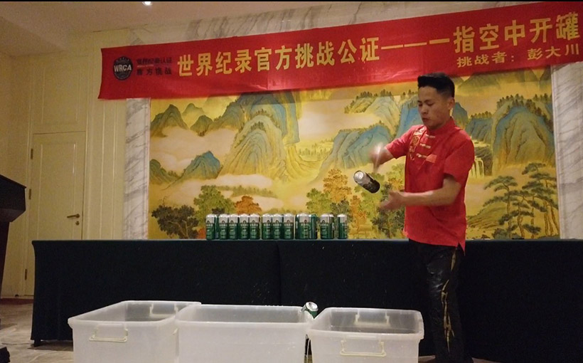 Most drink cans pierced by index finger in the air in one minute(图5）