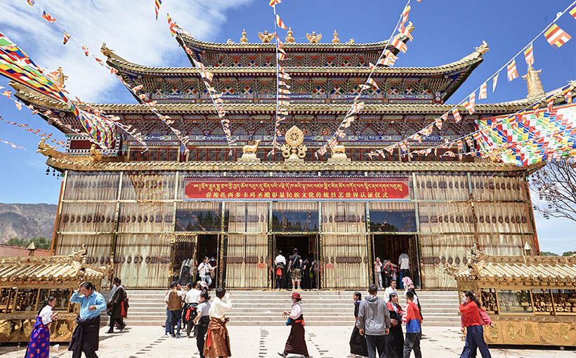 Largest wooden Tibetan monastery(图1）