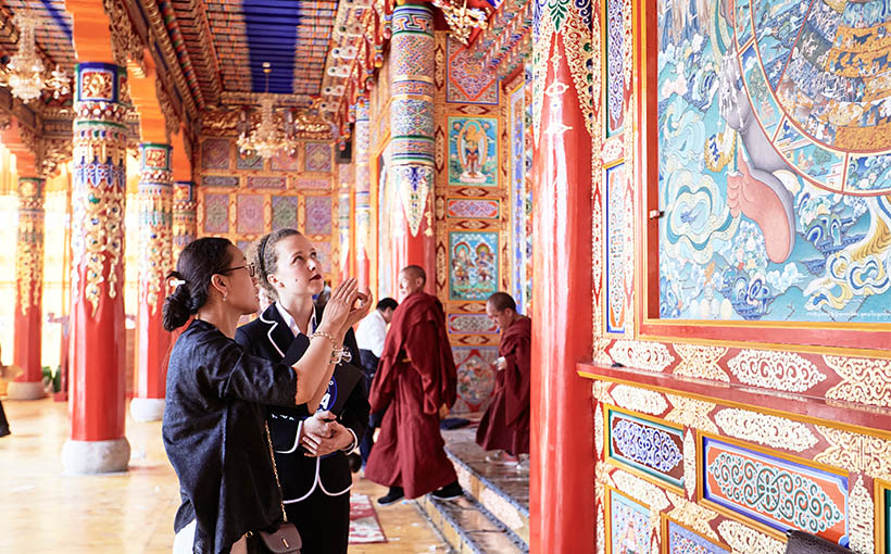 Tibetan monastery painted with the most colorful patterns(图4）