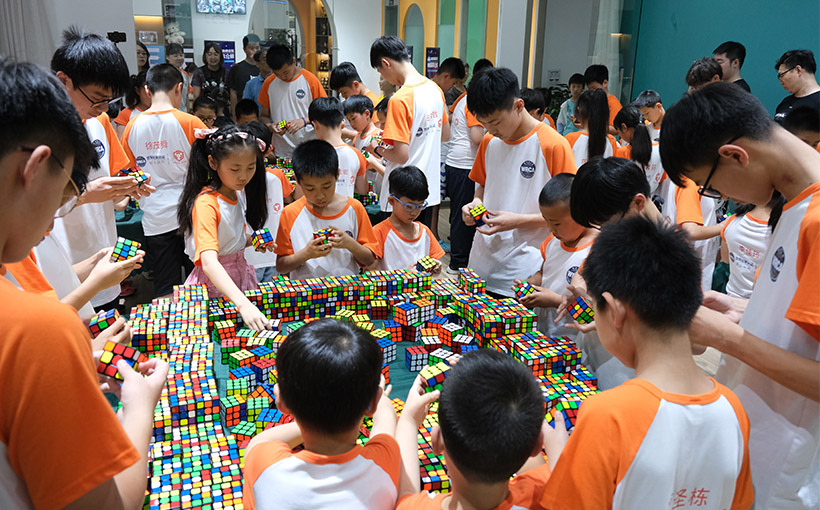 Fastest time to solve 2,000 3x3x3 Rubik's Cube by 50 children(图3）
