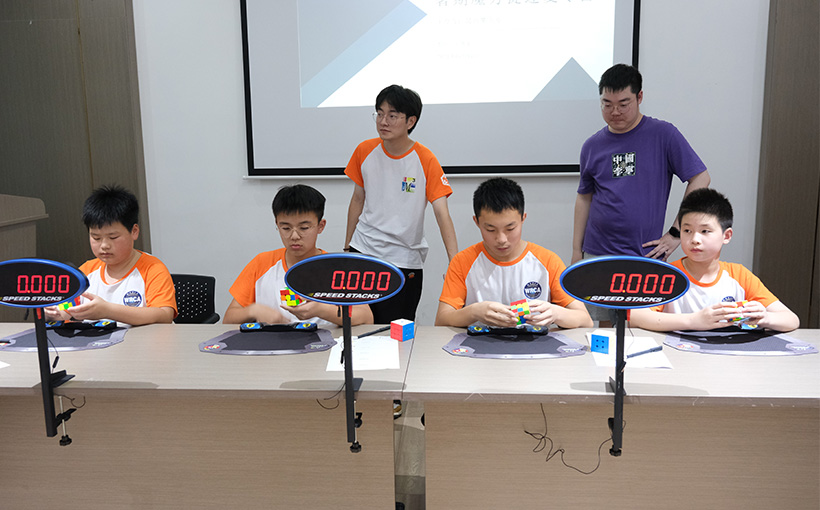 Fastest time to solve 2,000 3x3x3 Rubik's Cube by 50 children(图4）