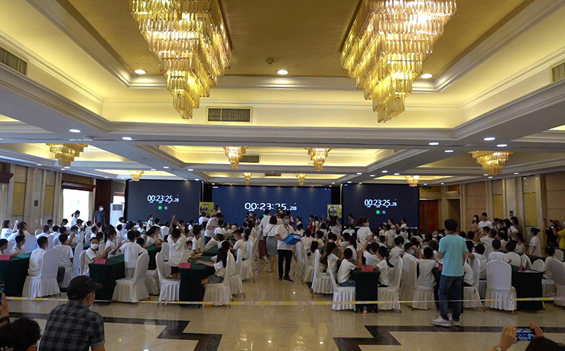 Most venues participating in solving 10,000 rotating puzzle cubes simultaneously(图4）