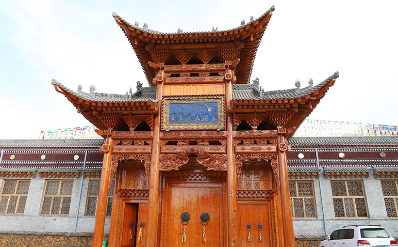 Largest wooden courtyard(图1）