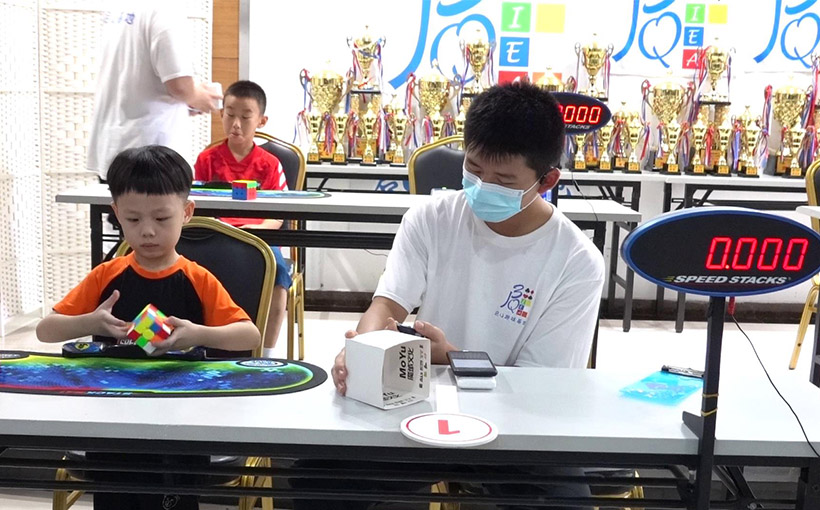 Youngest person to solve a 3x3x3 Rubik's Cube in 8 seconds in a Rubik's Cube competition(图1）