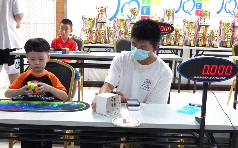 Youngest person to solve a 3x3x3 Rubik's Cube in 8 seconds in a Rubik's Cube competition(图2）