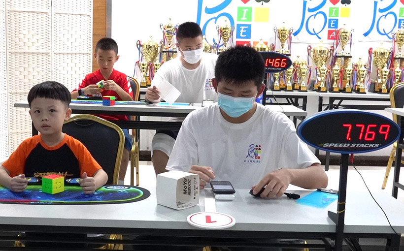 Youngest person to solve a 3x3x3 Rubik's Cube in 8 seconds in a Rubik's Cube competition(图3）