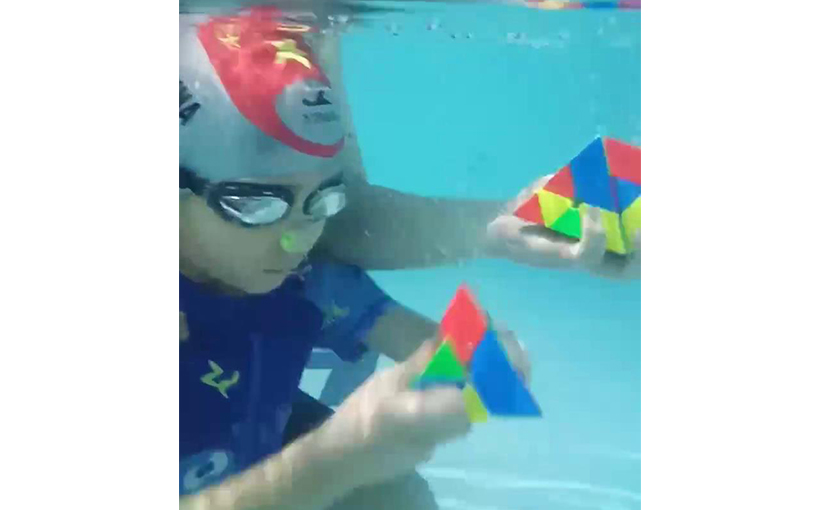 Youngest person to solve 3 Pyraminx puzzles under water while holding breath(图2）
