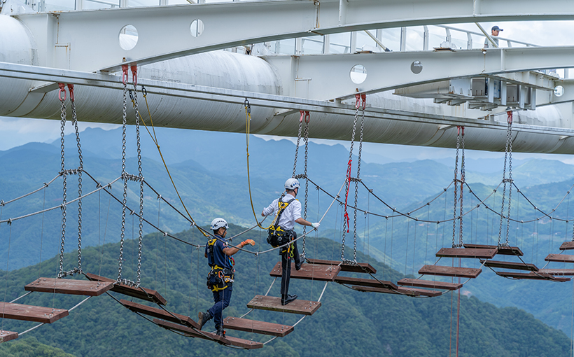 Largest vertical height difference of the one-side cantilevered glass-bottomed skywalk and swing bridge(图2）