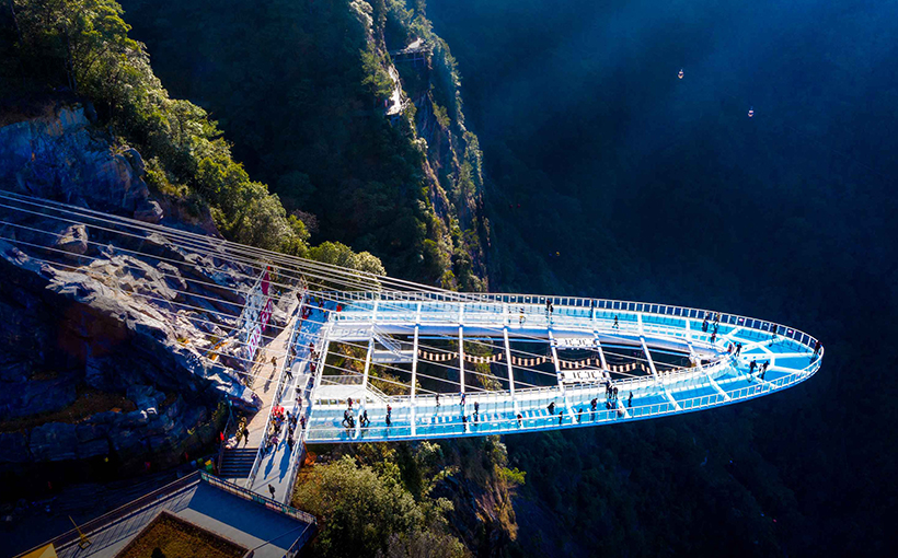 Largest vertical height difference of the one-side cantilevered glass-bottomed skywalk(图2）