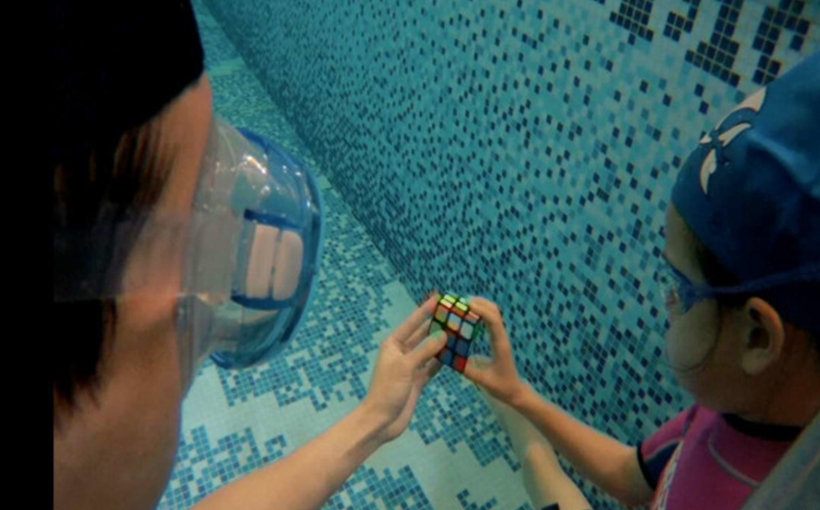 The fastest underwater one-hand Rubik's Cube solving by a two people cooperation(图3）