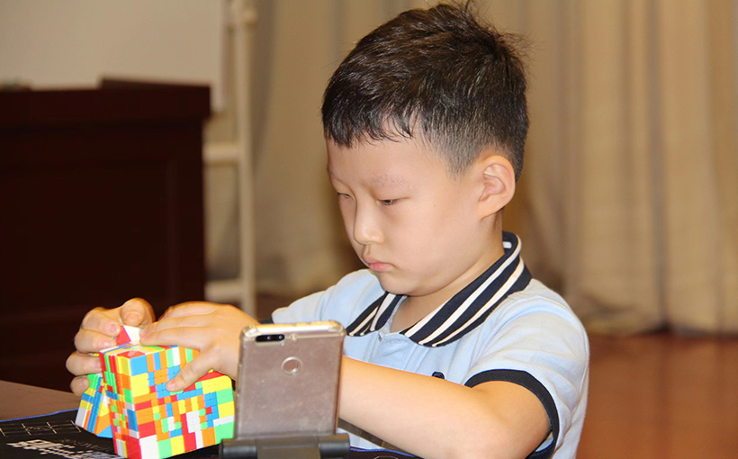 Youngest person to solve a 12×12×12 Rubik's Cube(图3）
