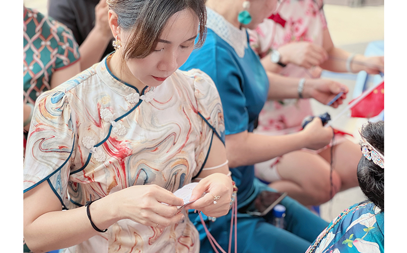Most people wearing traditional Chinese clothing and making sachets by hand (multiple venues)(图3）