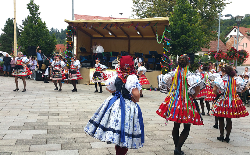 The most people from different countries celebrating harvest festival(图3）