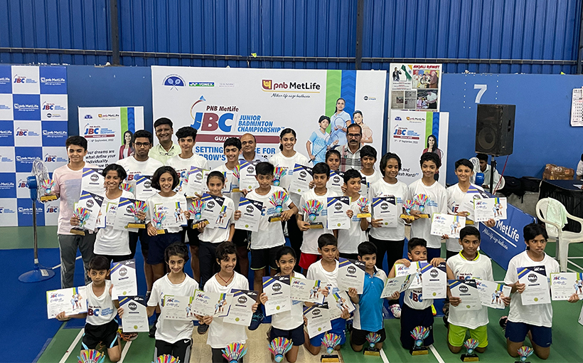Most kids participating in a badminton championship (multiple venues)(图2）