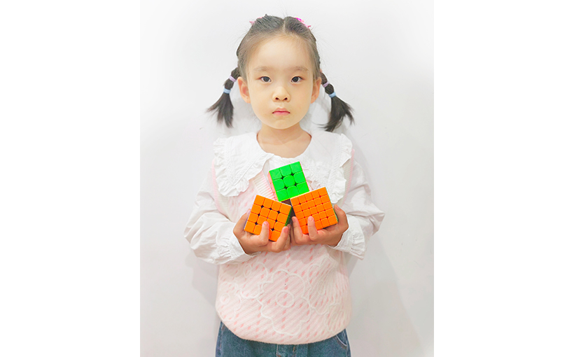 Youngest person to solve 3 rotating puzzle cubes (3x3x3, 4x4x4 and 5x5x5) consecutively(图5）