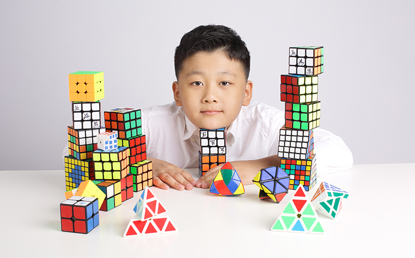 Youngest person to solve a 2x2x2 and a 3x3x3 Rubik's Cube blindfolded (broken)(图3）