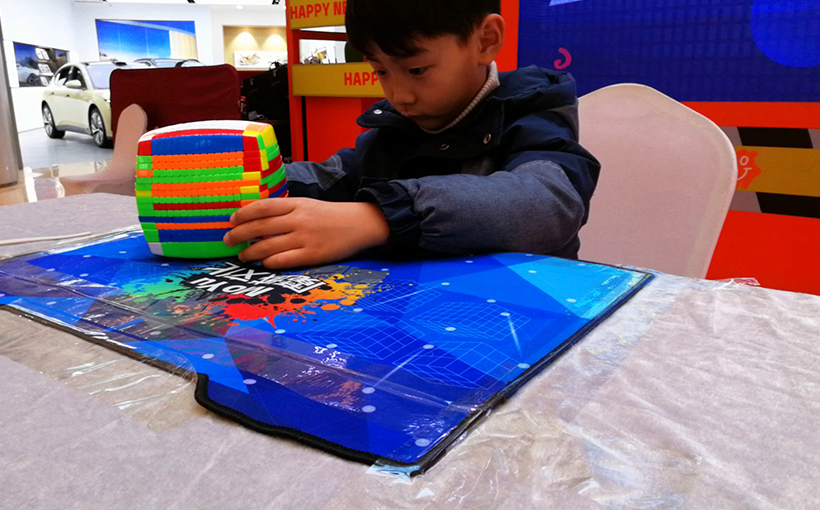 Youngest person to solve a 15×15×15 Rubik's Cube(图5）