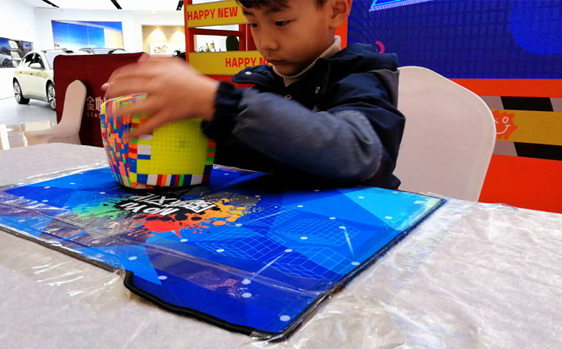 Youngest person to solve a 15×15×15 Rubik's Cube(图4）