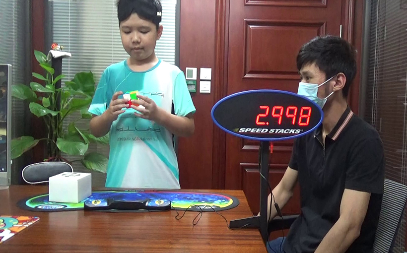 Youngest person to solve a 2×2×2 Rubik's Cube blindfolded with hands behind the back (broken)(图4）