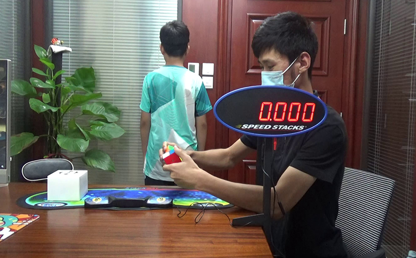 Youngest person to solve a 2×2×2 Rubik's Cube blindfolded with hands behind the back (broken)(图3）