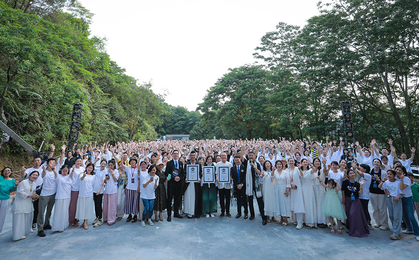 Largest meditation event with crystal in hands(图1）